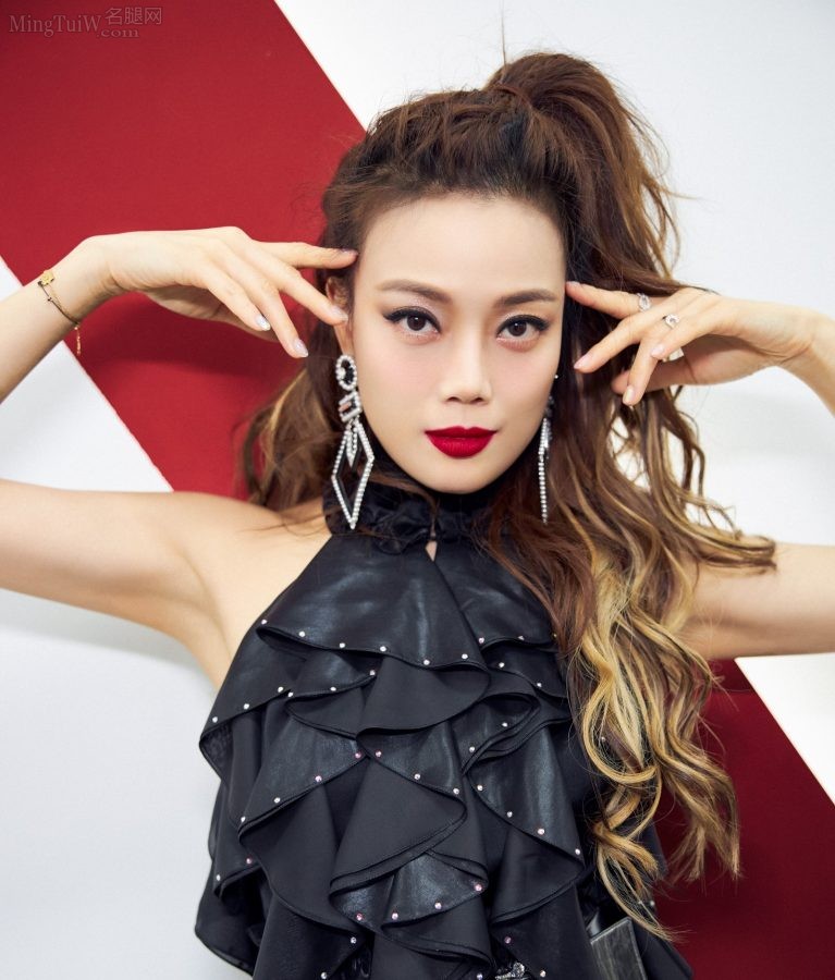 容祖儿马尾辫发型，性感开叉裙彰显出她引人注目的美腿(3/5)