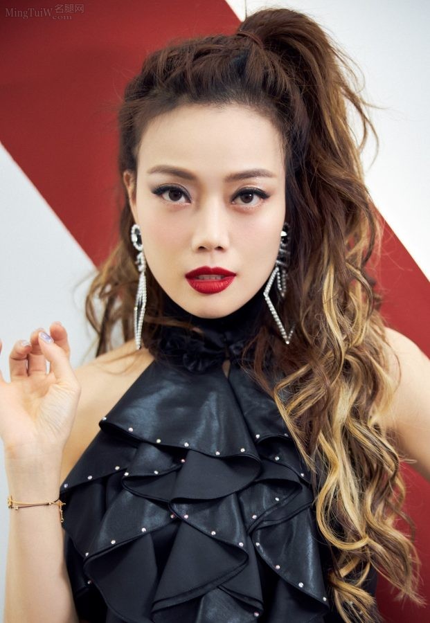 容祖儿马尾辫发型，性感开叉裙彰显出她引人注目的美腿(4/5)