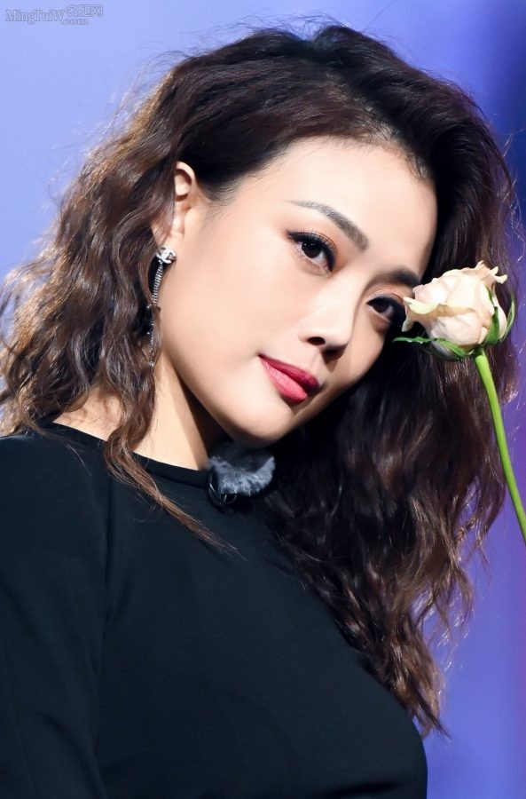 Joey Yung's sexy style is wearing a slit skirt, her beautiful legs are blooming like flowers, which is intoxicating(3/3)