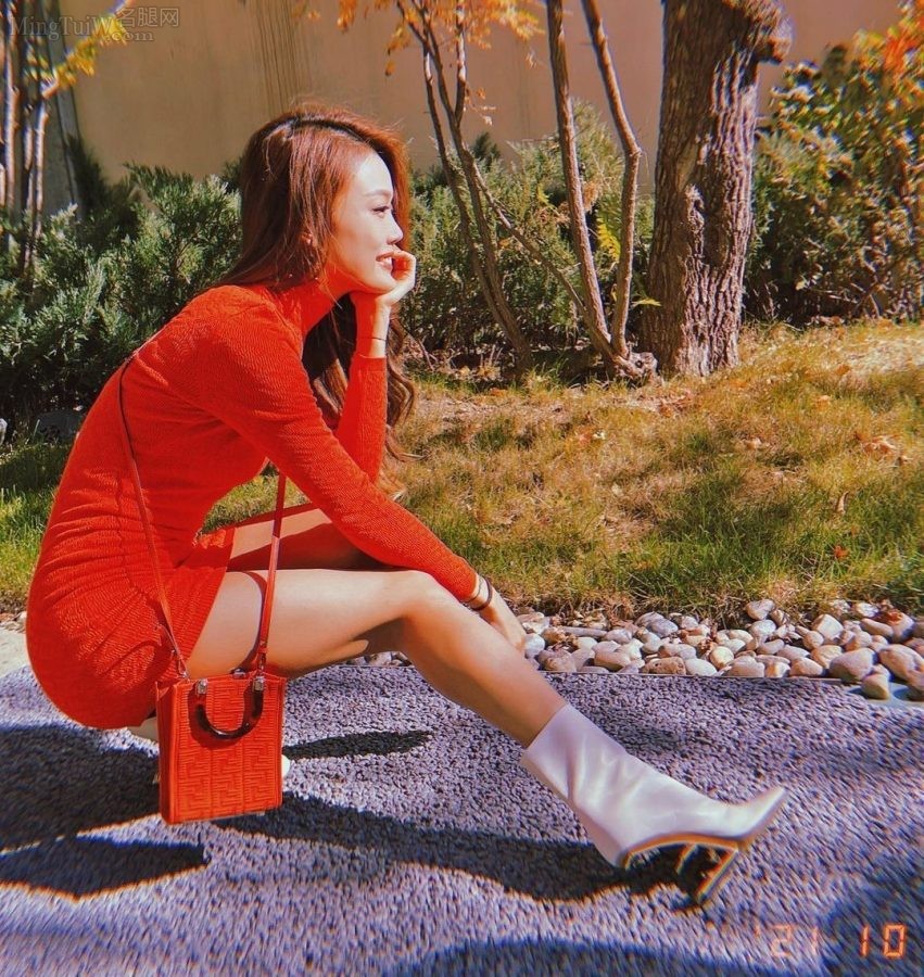 容祖儿个人生活照穿上白色短靴展现出她优美的腿部(1/2)