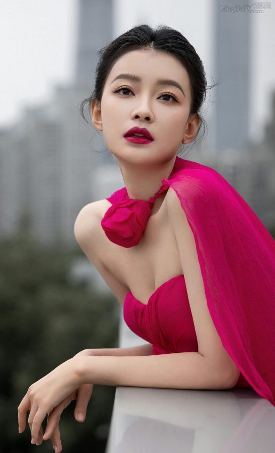 孙怡身着性感低胸开叉礼服露长腿亮相VogueWorld展览开幕之夜(4/8)