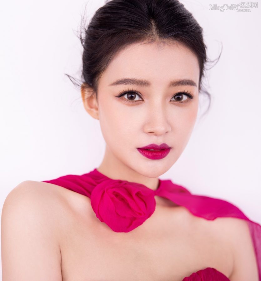 孙怡身着性感低胸开叉礼服露长腿亮相VogueWorld展览开幕之夜(6/8)