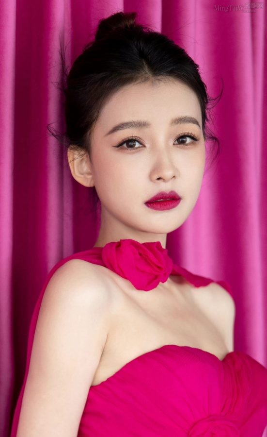 孙怡身着性感低胸开叉礼服露长腿亮相VogueWorld展览开幕之夜(7/8)