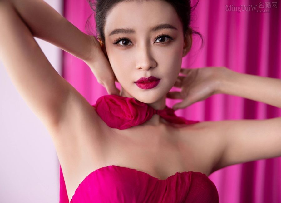 孙怡身着性感低胸开叉礼服露长腿亮相VogueWorld展览开幕之夜(8/8)