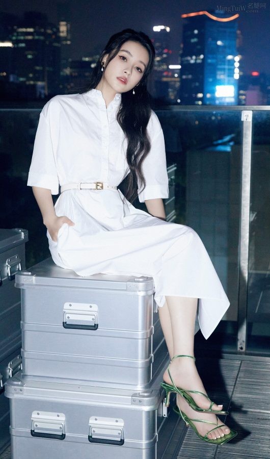 孙怡白亮玉腿美足穿凉鞋气质纯洁高傲(1/9)