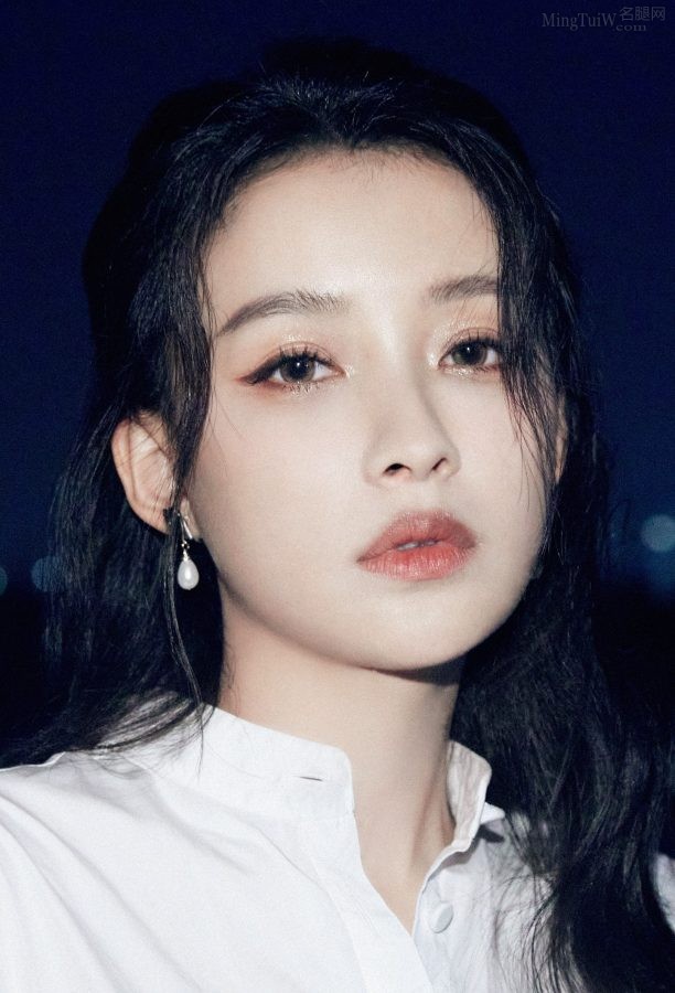 孙怡白亮玉腿美足穿凉鞋气质纯洁高傲(4/9)