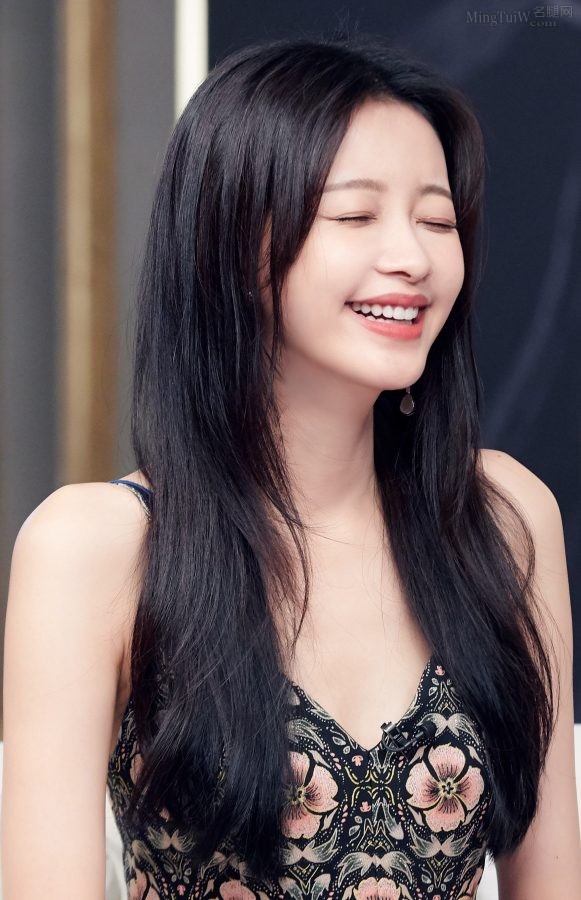 高颜值妹子孙怡美腿玉臂惹人爱(4/5)