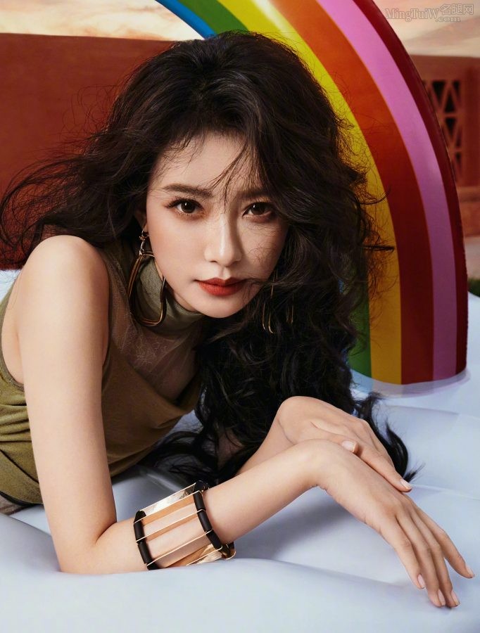Sun Yi appeared in "Men's Wear" magazine to show off her beautiful legs and feet(10/11)