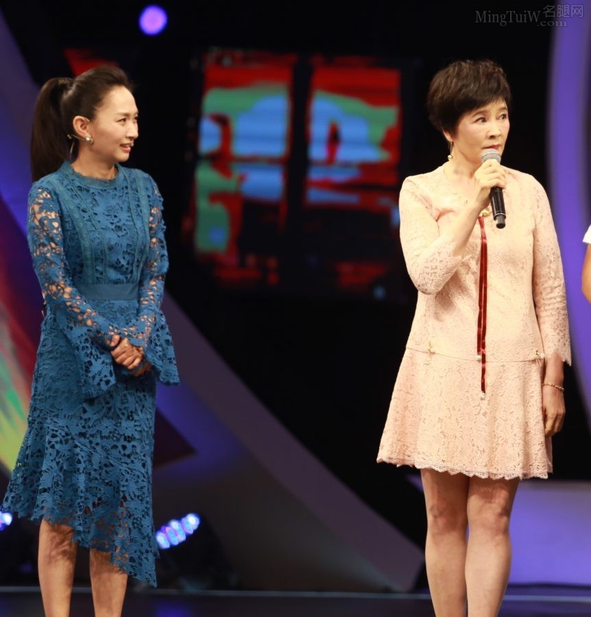 《你看谁来了》主持人王芳高跟翘腿和梁丹妮的老丝腿(6/6)