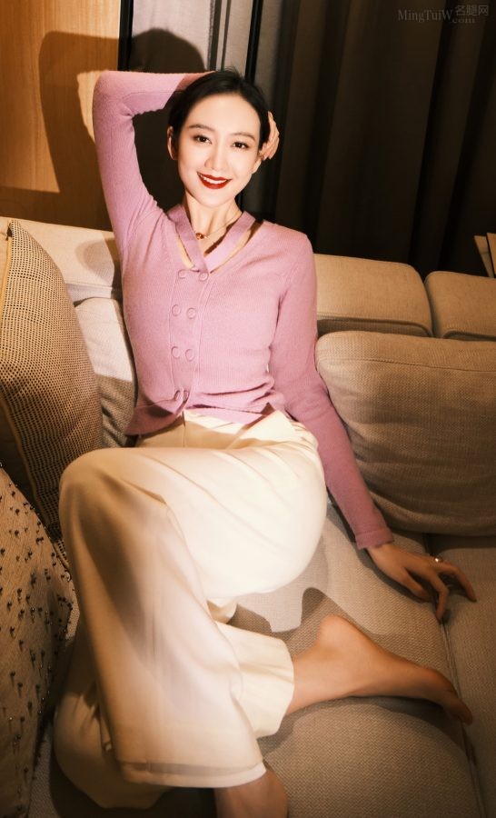 王鸥红唇美脸居家写真，她的玉足真的很美(2/6)