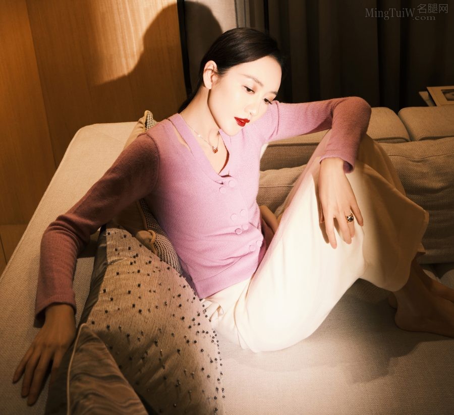 王鸥红唇美脸居家写真，她的玉足真的很美(4/6)