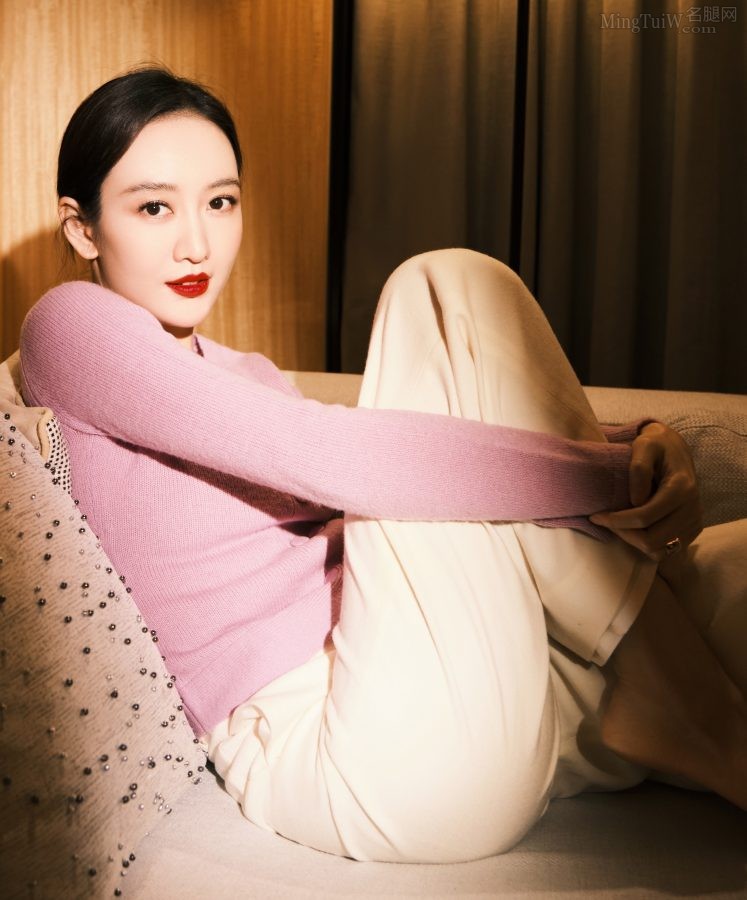 王鸥红唇美脸居家写真，她的玉足真的很美(5/6)