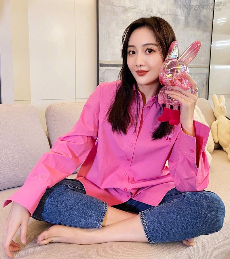 女明星王鸥居家盘腿坐姿光脚美照(1/4)
