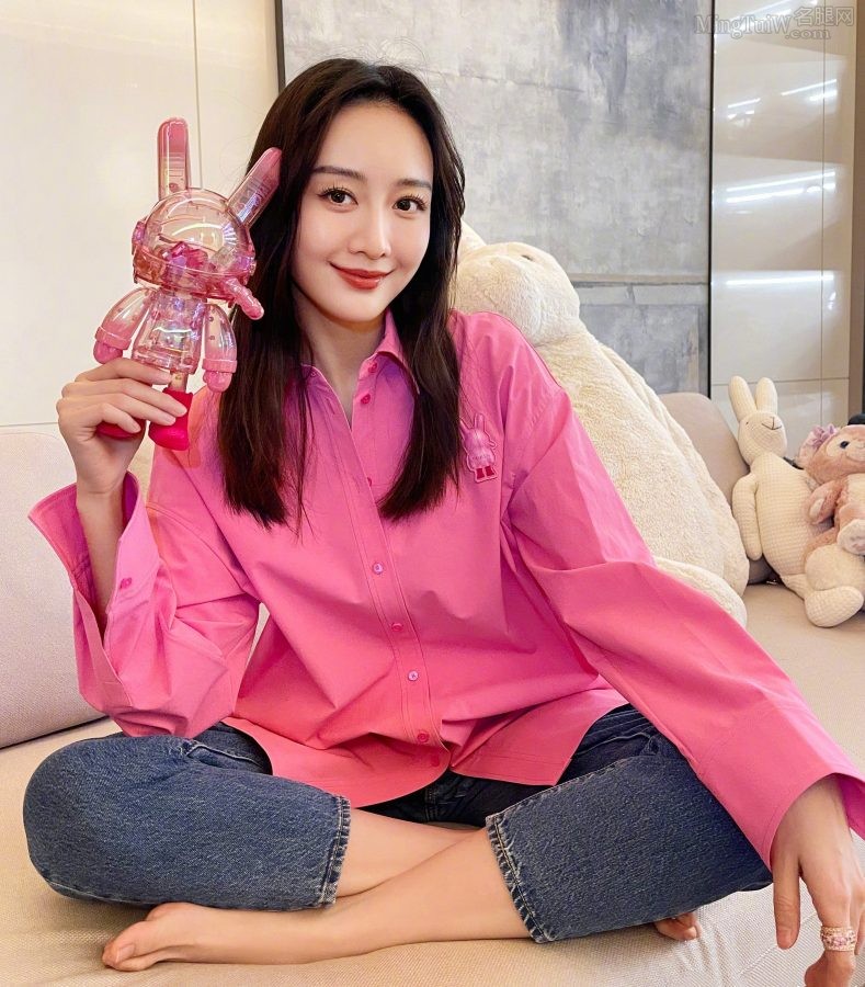 女明星王鸥居家盘腿坐姿光脚美照(3/4)