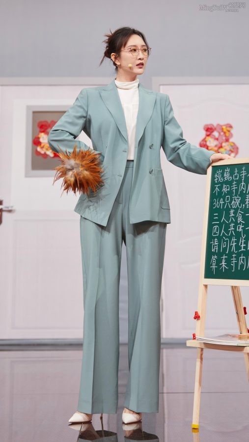 王鸥登上小品舞台穿套装长裤配尖头高跟真御姐(4/7)