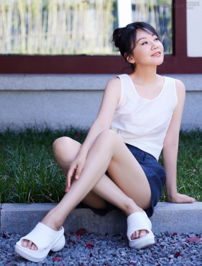 阳光照射闫妮白皙匀称的美腿玉足(6/8)