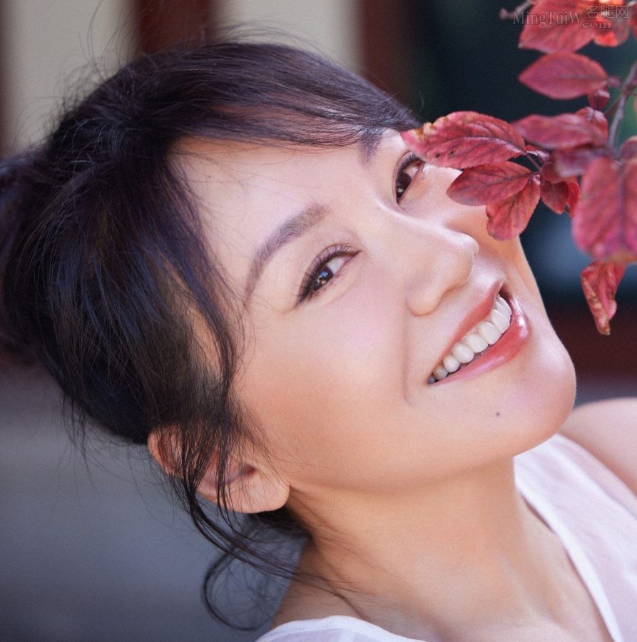 阳光照射闫妮白皙匀称的美腿玉足(8/8)
