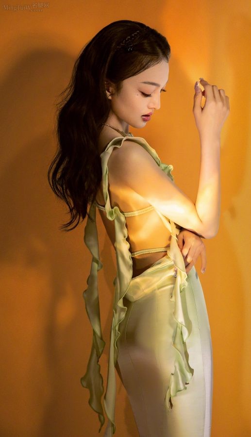 张韶涵穿一条露背修身美裙包裹迷人美臀(2/6)