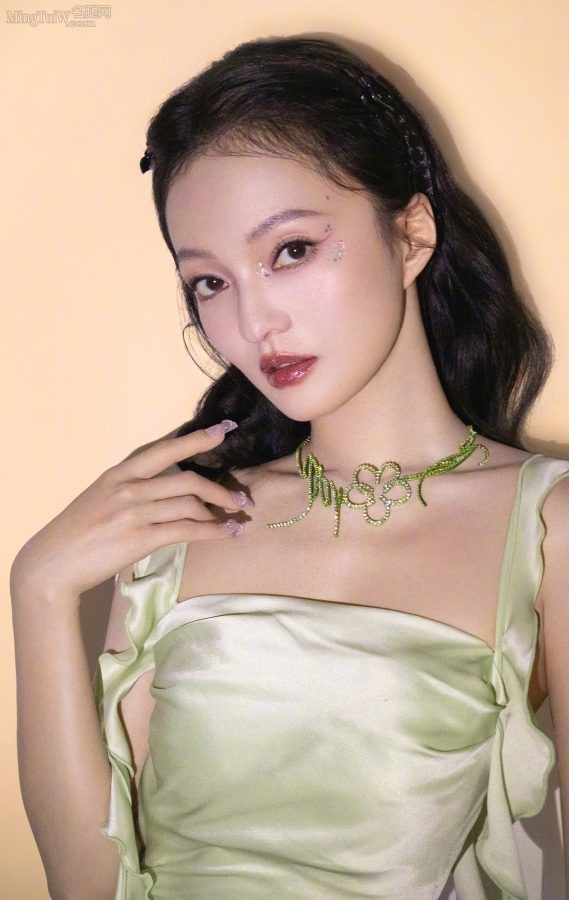 张韶涵穿一条露背修身美裙包裹迷人美臀(6/6)