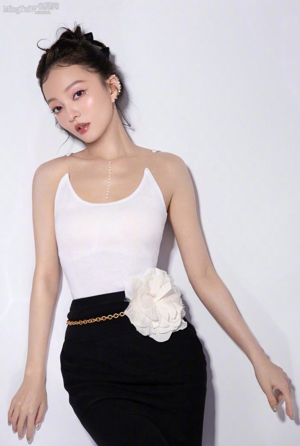 张韶涵穿吊带小背心光着美脚丫拍照(2/5)