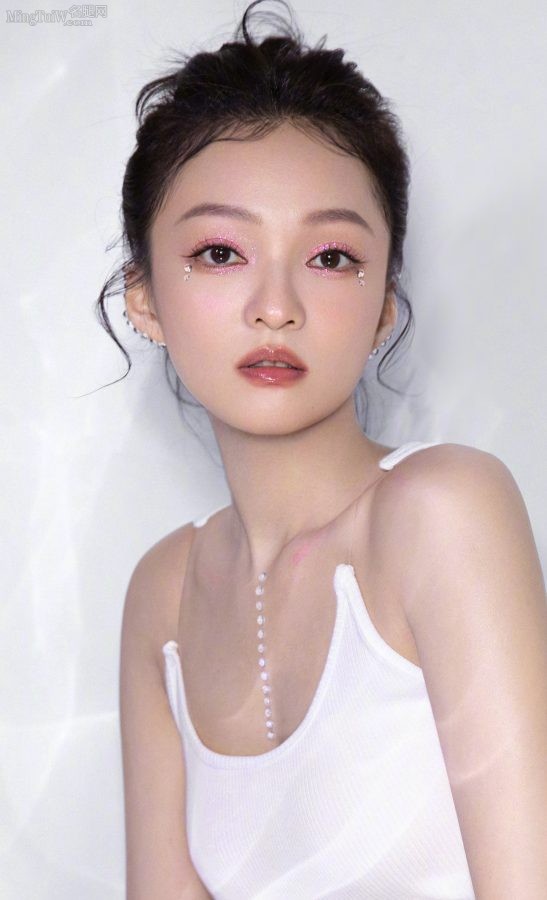 张韶涵穿吊带小背心光着美脚丫拍照(4/5)