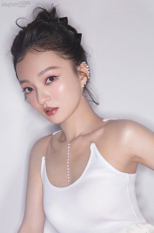 张韶涵穿吊带小背心光着美脚丫拍照(5/5)