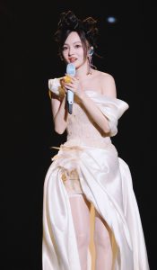 张韶涵在自己演唱会上腿穿吊带丝袜给粉丝送福利有情有趣