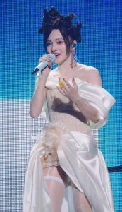 张韶涵在自己演唱会上腿穿吊带丝袜给粉丝送福利有情有趣