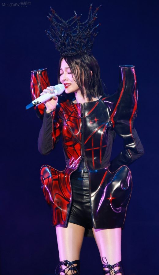 黑桃女王张韶涵美长腿穿皮靴丝袜有质感光泽(11/66)
