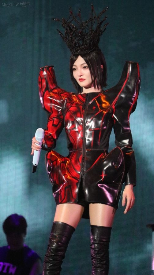 黑桃女王张韶涵美长腿穿皮靴丝袜有质感光泽(12/66)