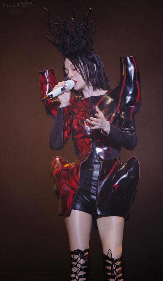 黑桃女王张韶涵美长腿穿皮靴丝袜有质感光泽(13/66)