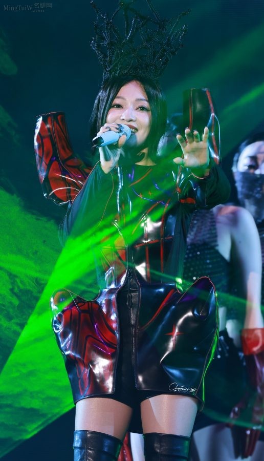 黑桃女王张韶涵美长腿穿皮靴丝袜有质感光泽(14/66)