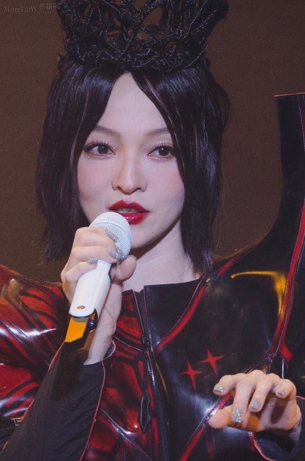 黑桃女王张韶涵美长腿穿皮靴丝袜有质感光泽(27/66)