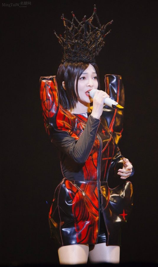 黑桃女王张韶涵美长腿穿皮靴丝袜有质感光泽(29/66)