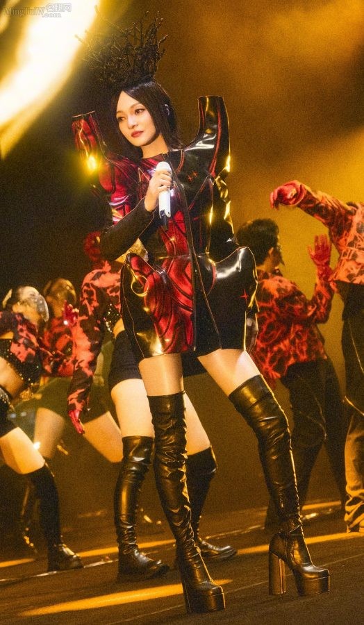 黑桃女王张韶涵美长腿穿皮靴丝袜有质感光泽(3/66)