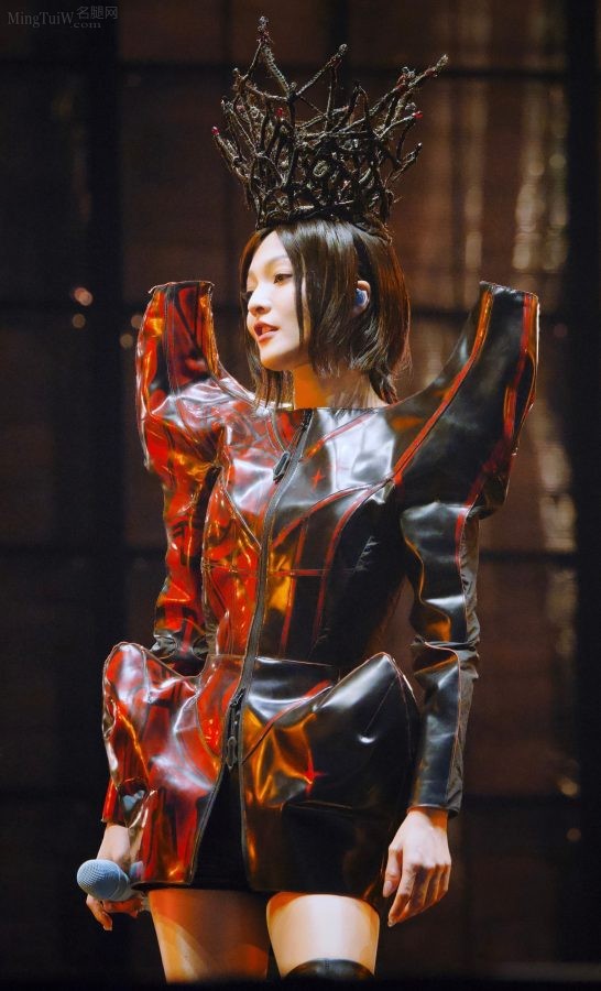 黑桃女王张韶涵美长腿穿皮靴丝袜有质感光泽(30/66)
