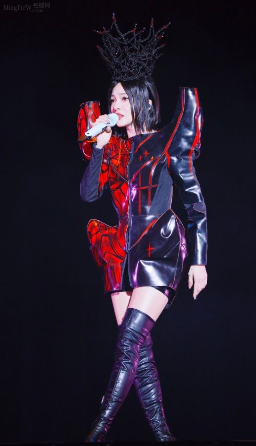 黑桃女王张韶涵美长腿穿皮靴丝袜有质感光泽(33/66)