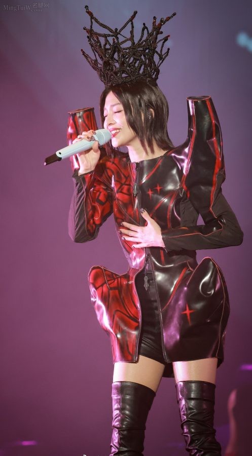 黑桃女王张韶涵美长腿穿皮靴丝袜有质感光泽(34/66)