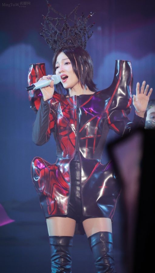黑桃女王张韶涵美长腿穿皮靴丝袜有质感光泽(39/66)