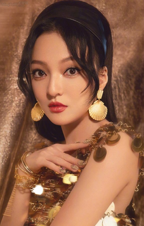 张韶涵穿上亮片超短裙秀出迷人大长腿(4/10)