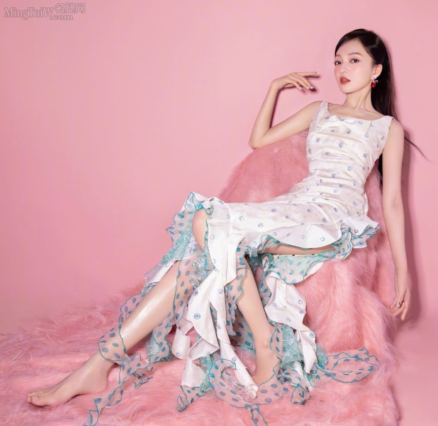 "The Sound of Life" Angela Chang wears a slit skirt to show the audience her smooth legs and feet(1/10)