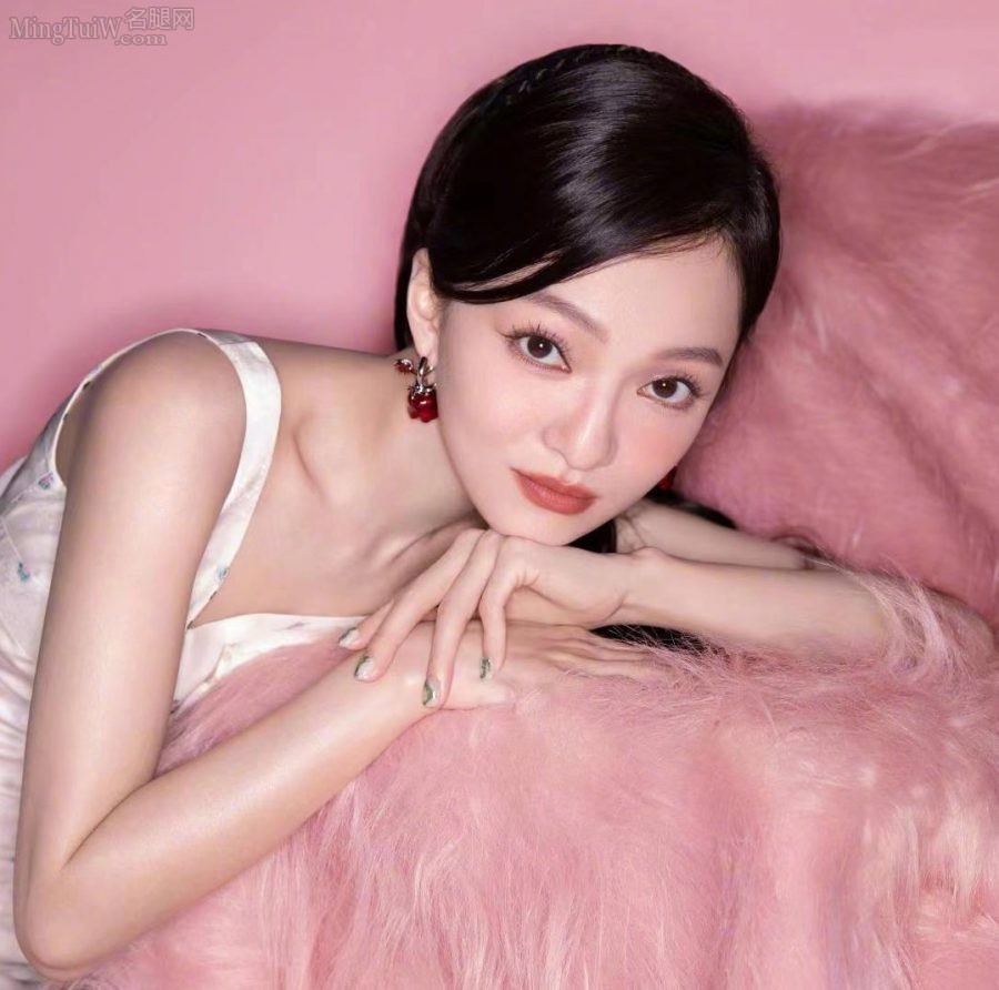 《声生不息》张韶涵穿一条开衩裙向观众展示光滑的美腿玉足(4/10)