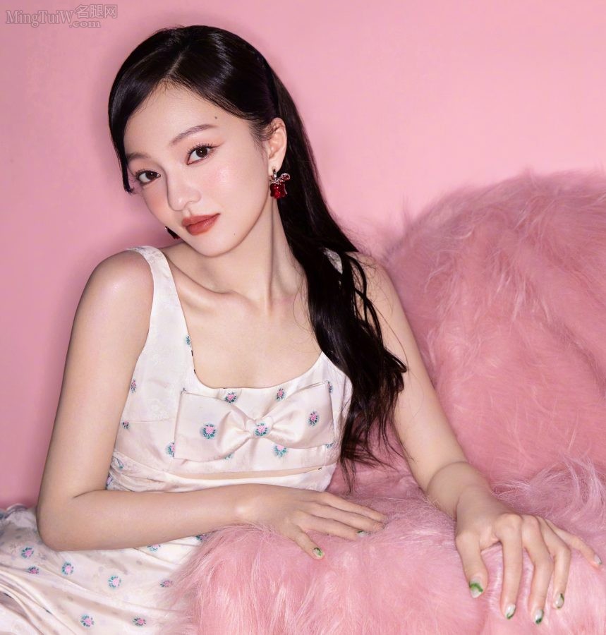 《声生不息》张韶涵穿一条开衩裙向观众展示光滑的美腿玉足(5/10)
