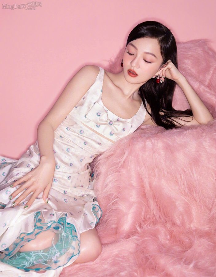 《声生不息》张韶涵穿一条开衩裙向观众展示光滑的美腿玉足(6/10)