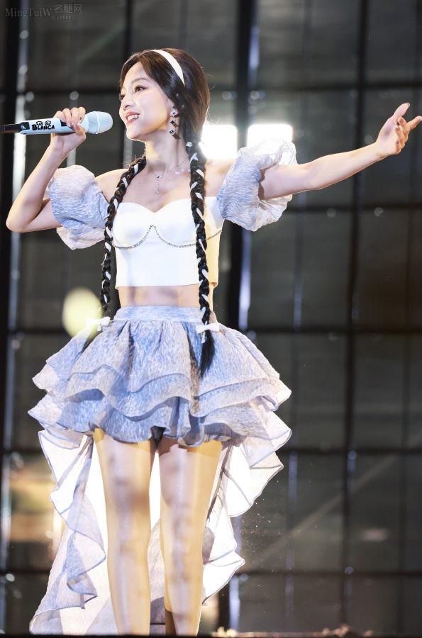 The cute princess with twin ponytails, Angela Shaohan, wears silk pantyhose and her beautiful legs are straight and slender(10/29)