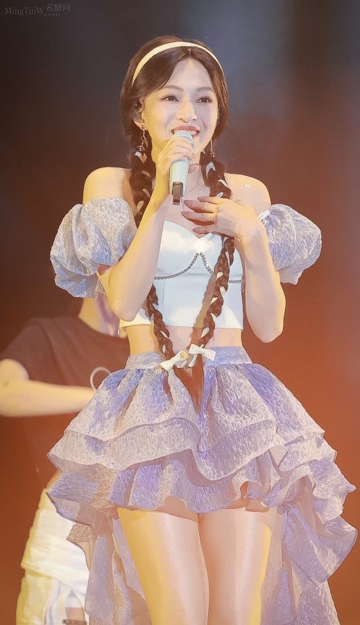 The cute princess with twin ponytails, Angela Shaohan, wears silk pantyhose and her beautiful legs are straight and slender(19/29)