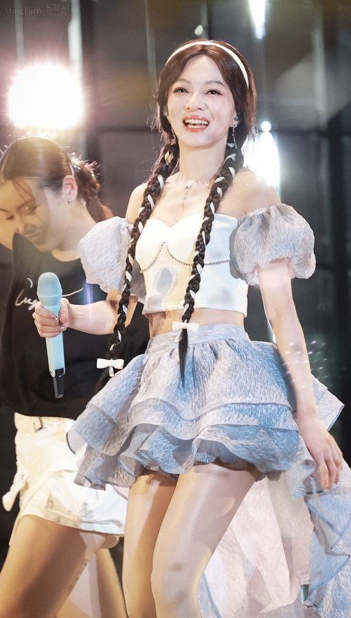 双马尾可爱公主张韶涵穿了肉丝的美腿笔直修长(25/29)