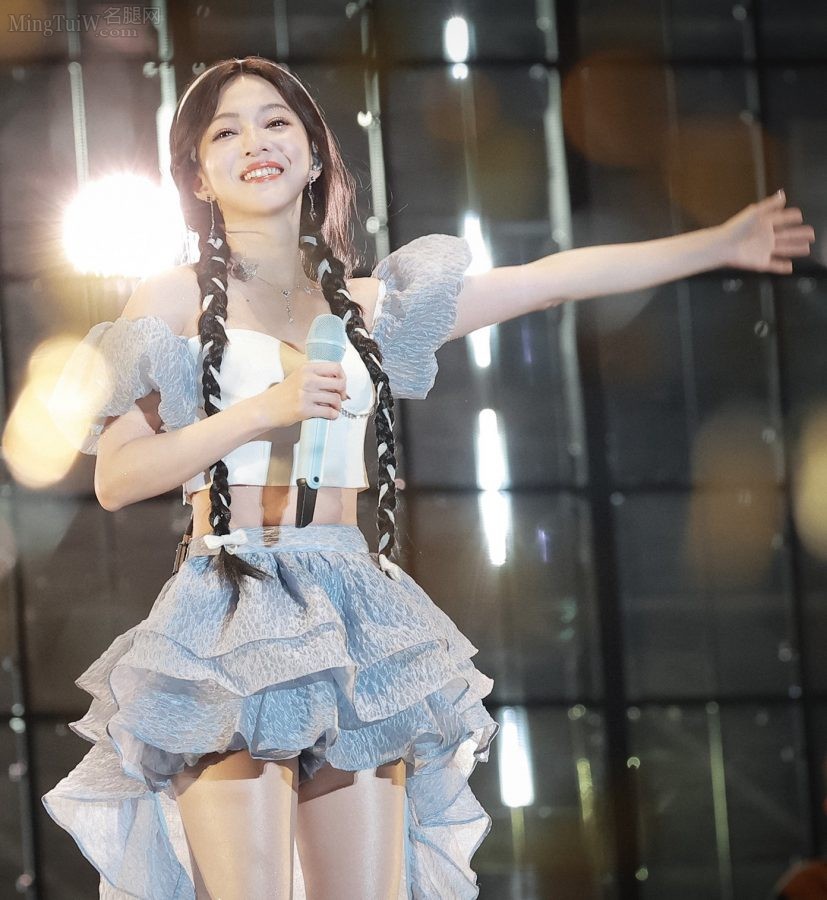 双马尾可爱公主张韶涵穿了肉丝的美腿笔直修长(27/29)