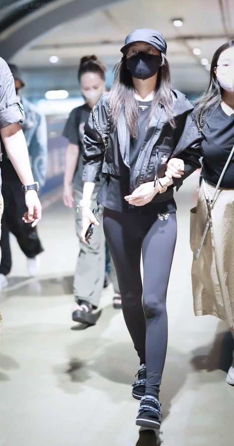 Angela Chang wears stretch tights to show off her beautiful leg curves(1/10)