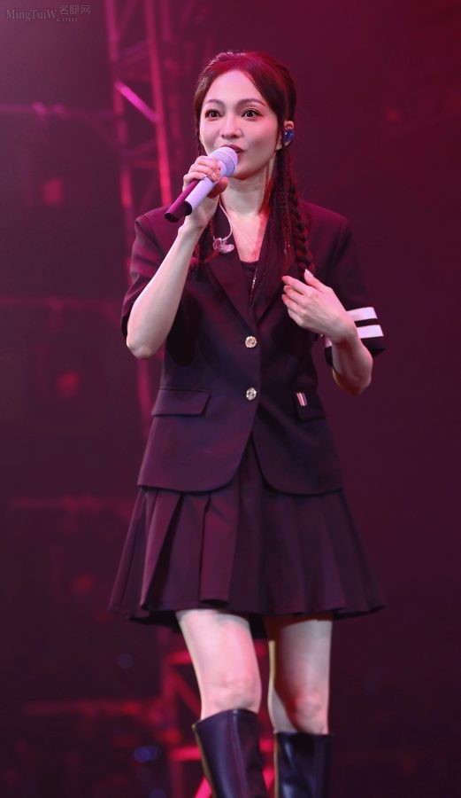 寓言世界巡回演唱会张韶涵穿校服配高跟皮靴露大腿(5/12)